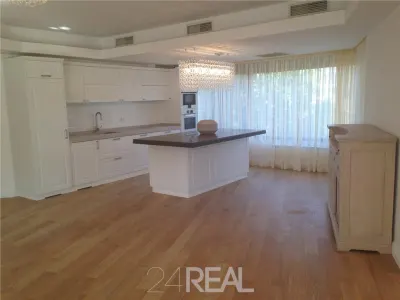 Inchiriere apartament pretabil rezidenta sau birou